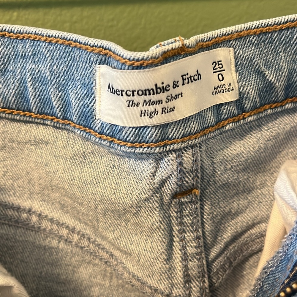 ABERCROMBIE - Mom High Rise Light Wash Jean shorts - Picture 3 of 4